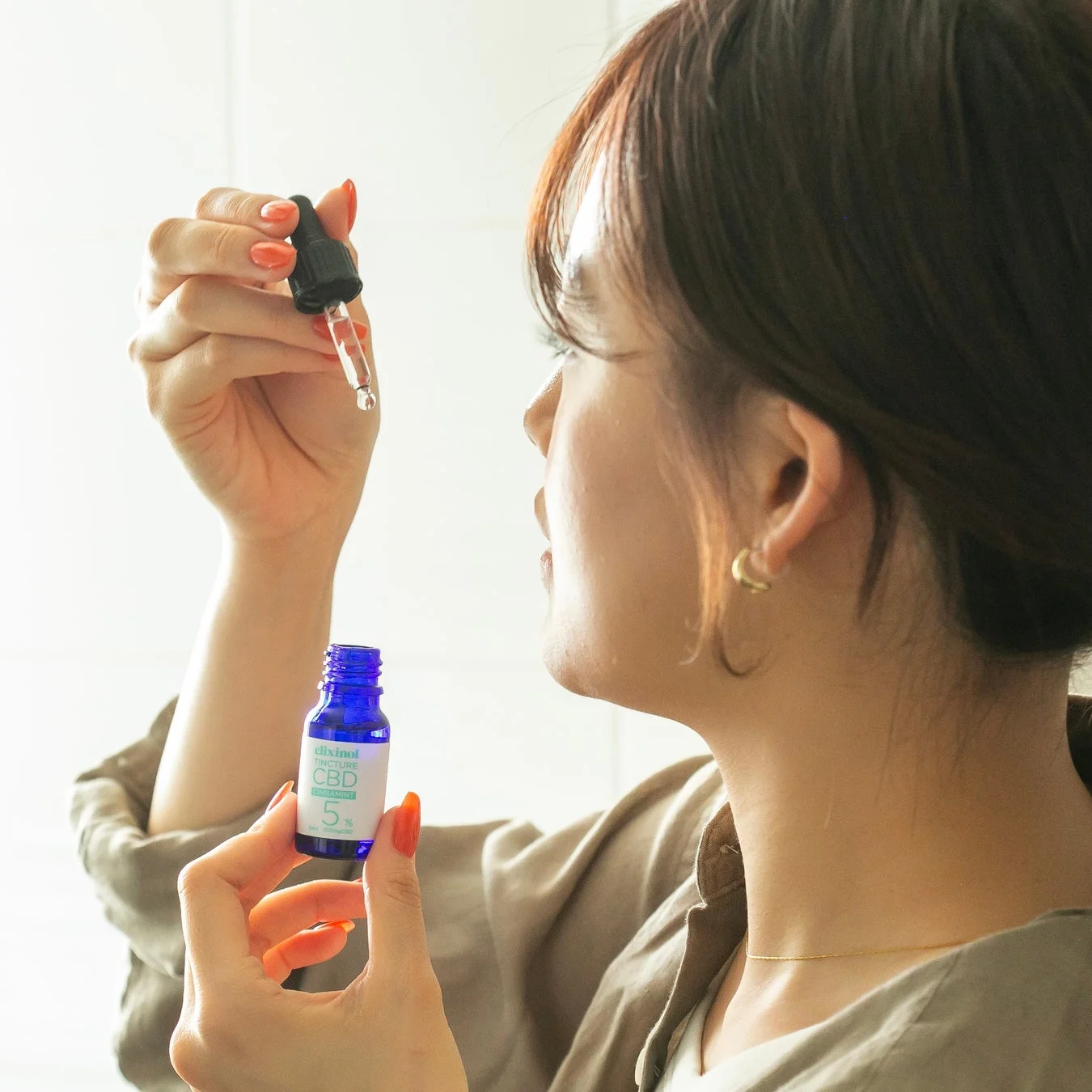女性がCBDオイルを持つ様子