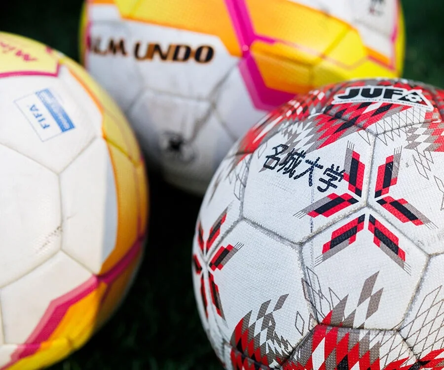 並べられたサッカーボール