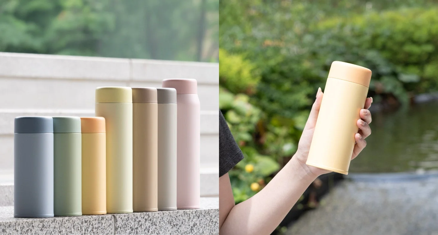屋外でBasic Products スクリューマグボトルを持つ手