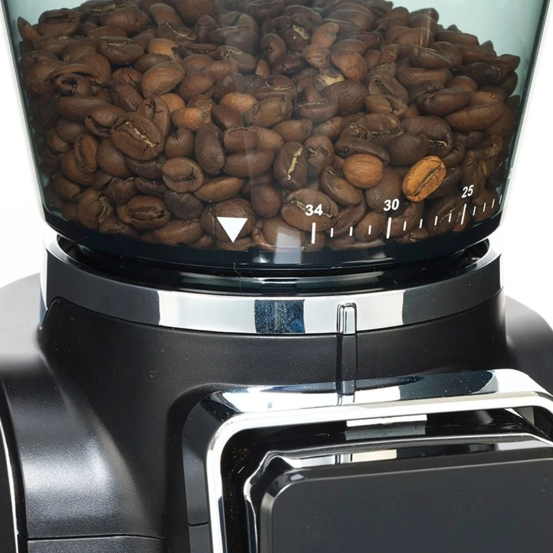 ホッパーにコーヒー豆が入ったグラインダー
