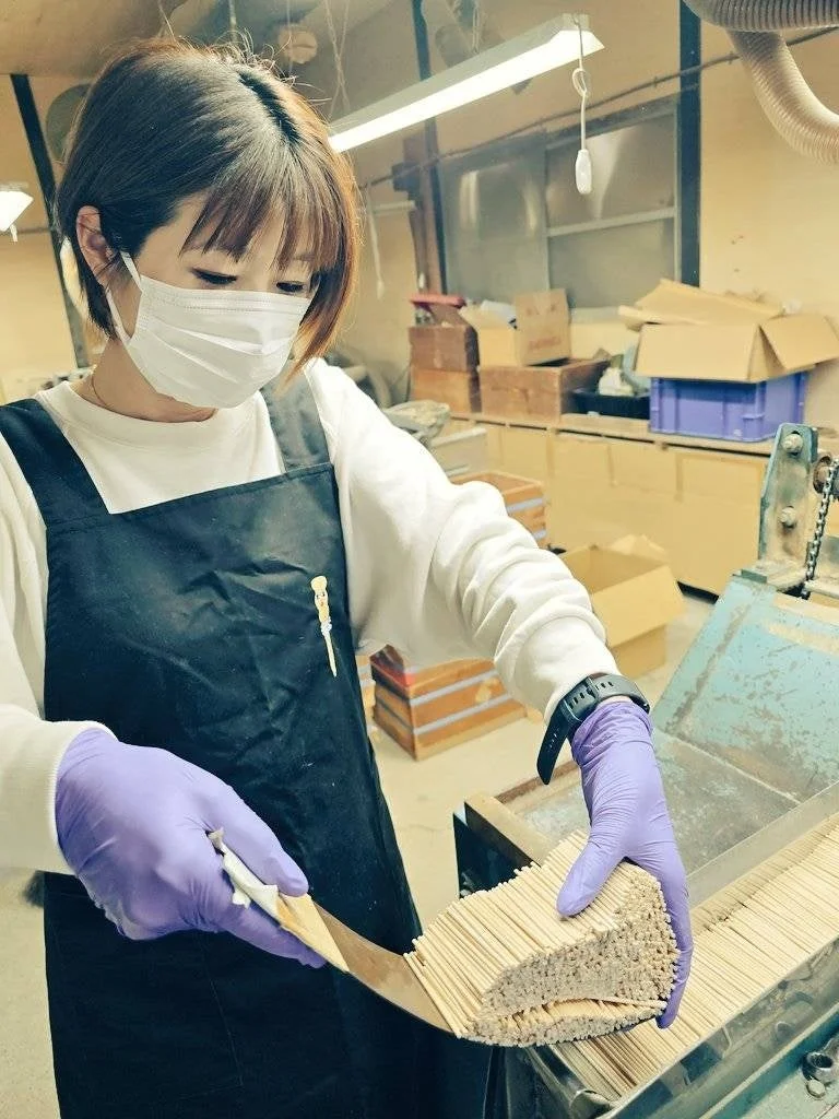 つまようじを丁寧に扱う女性の作業風景