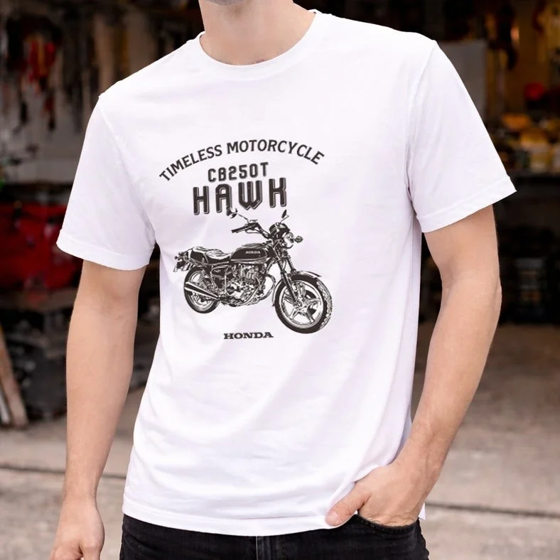 Tシャツを着た男性モデル