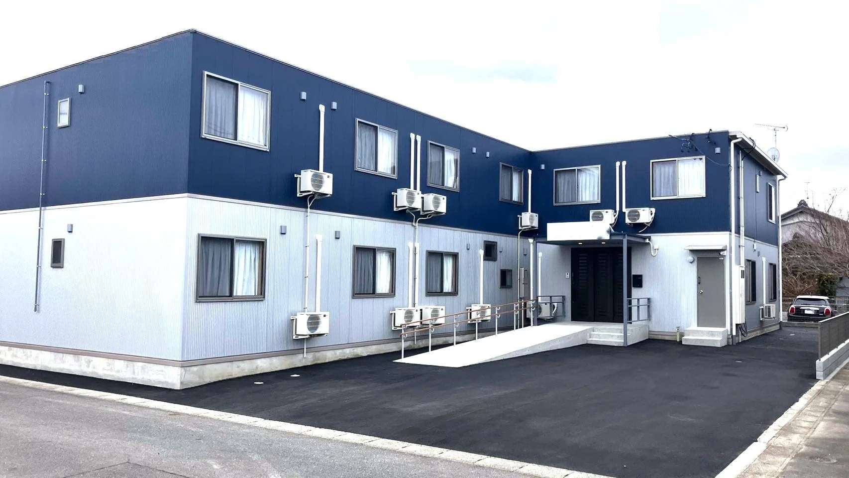 モダンな2階建ての建物