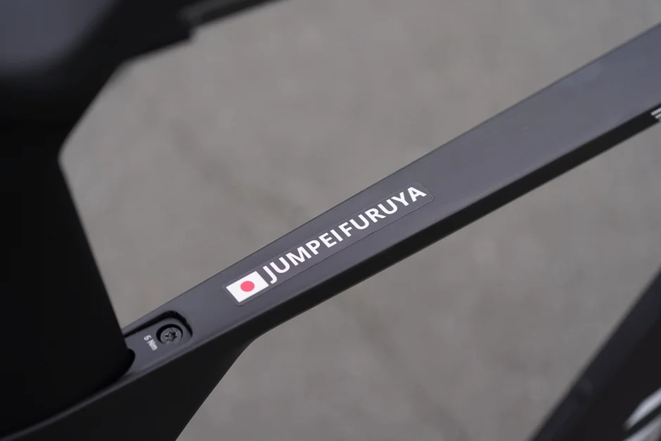 自転車のフレーム部分に貼られた「JUMPEIFURUYA」という名前と日の丸があしらわれたカスタムステッカーのクローズアップ画像です。