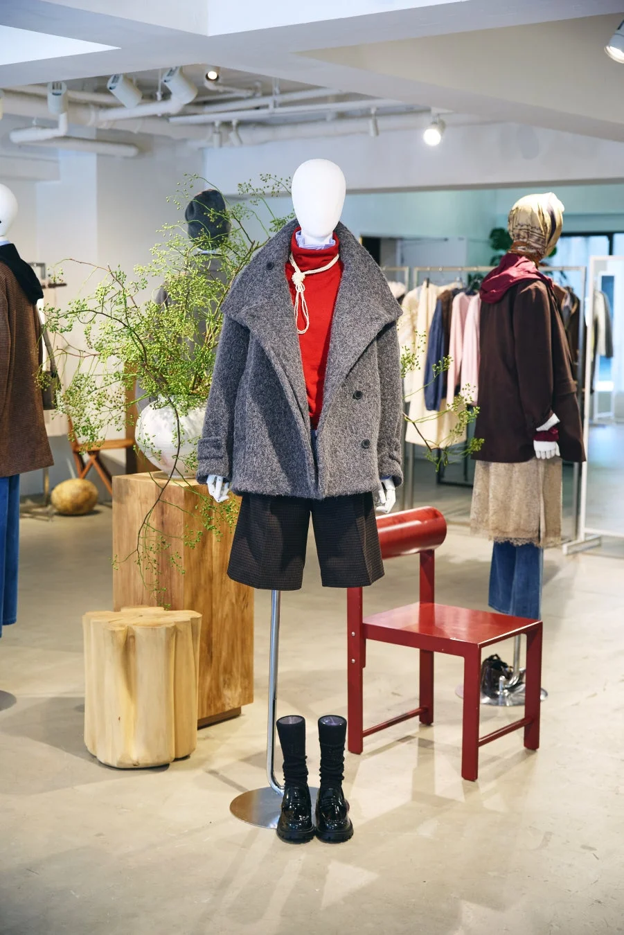 グレーコートと赤トップスが目を引くマネキンディスプレイ
