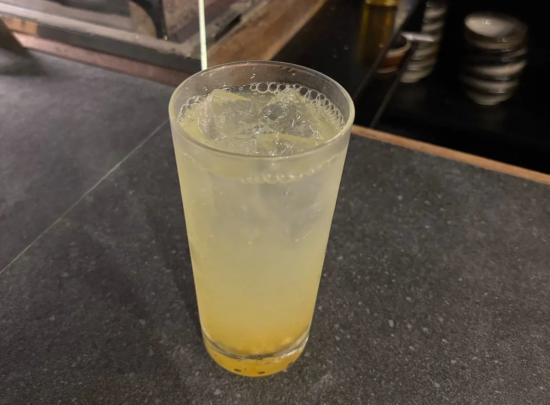 グラスに入った黄色いドリンク