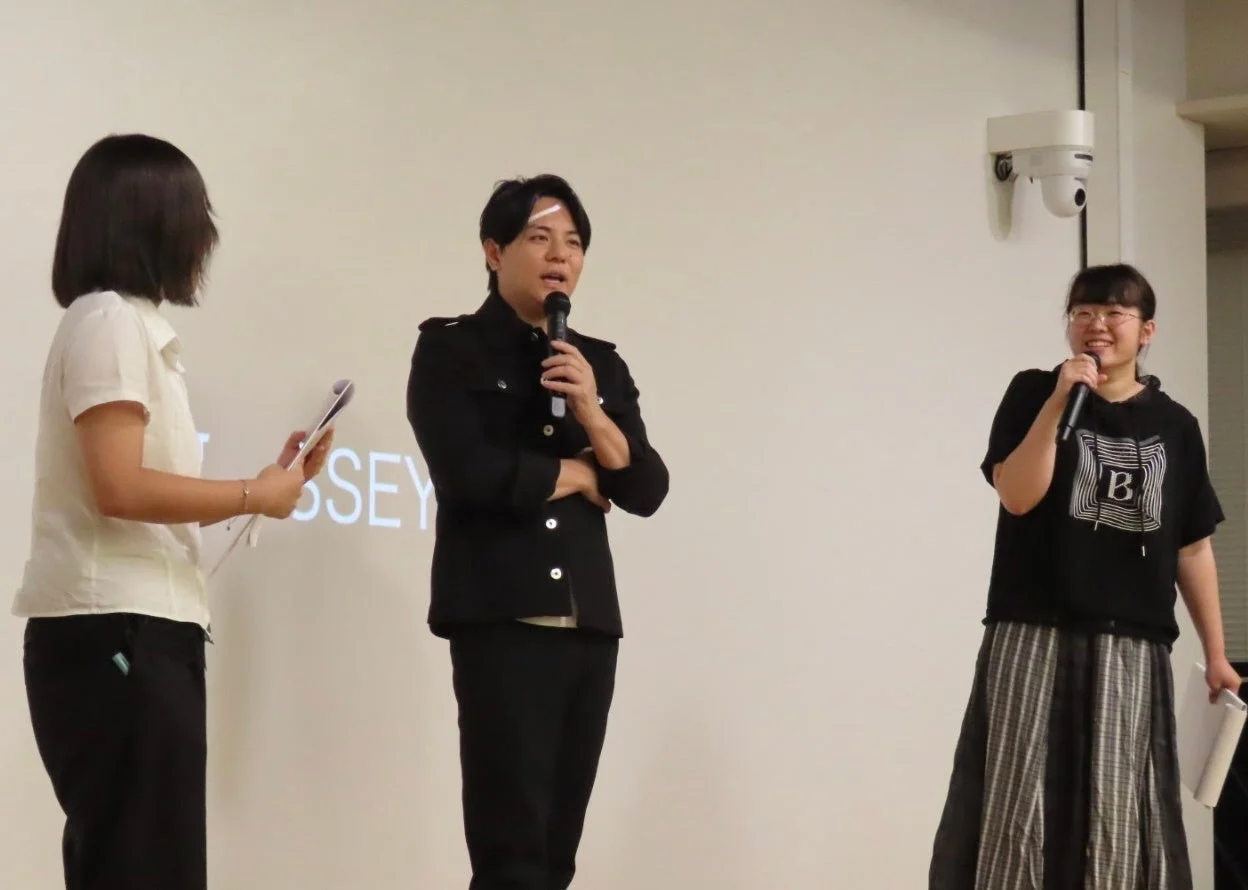 壇上で話す平岩康佑氏と学生MC