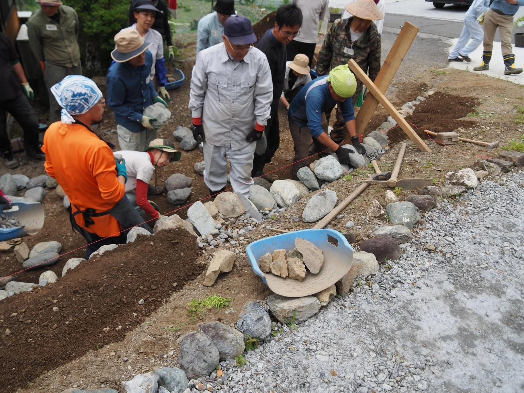 石を並べ、土を整える作業