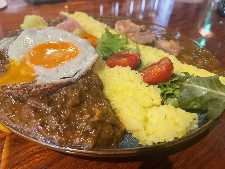 目玉焼きが乗ったカレーライス