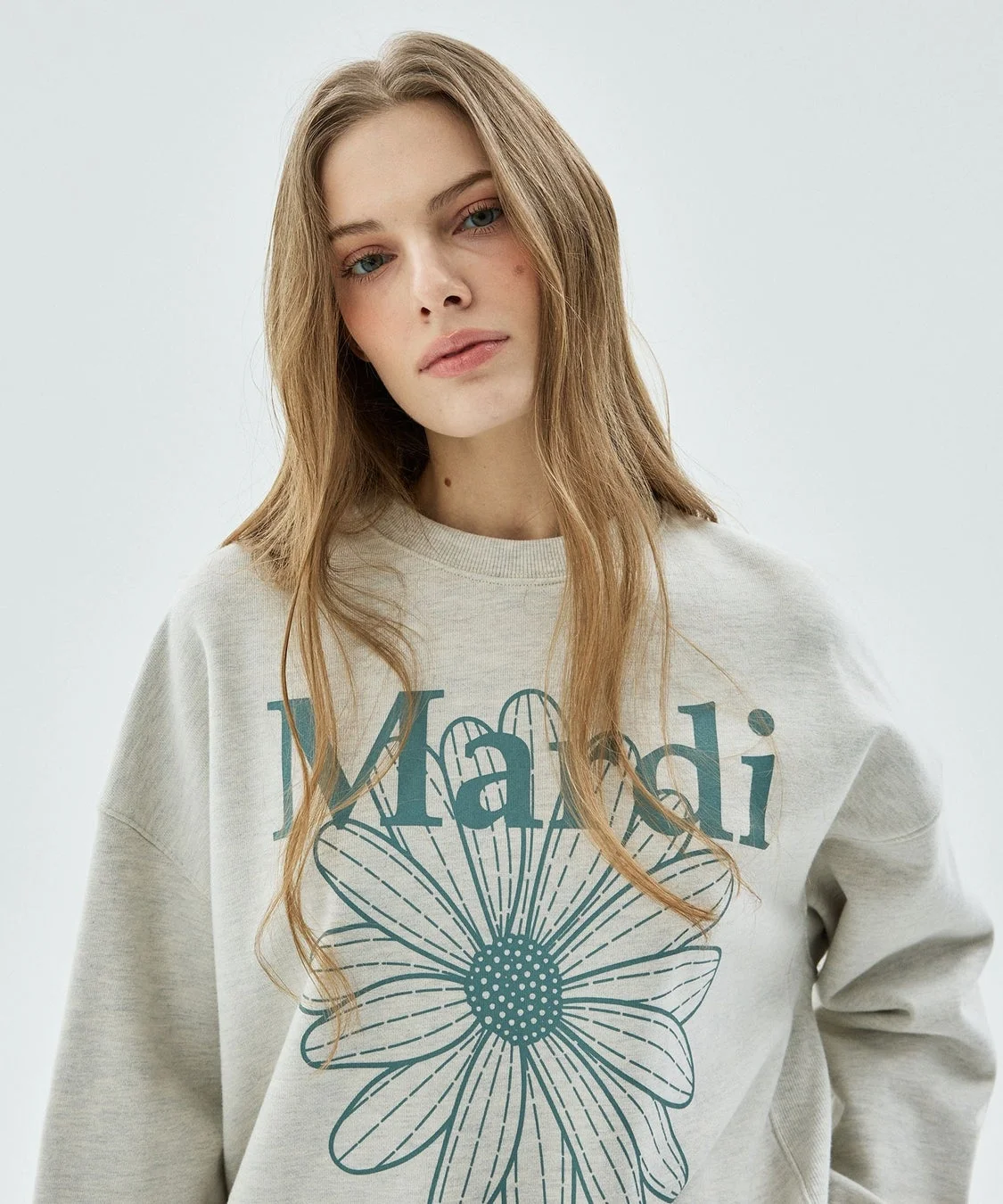 Mardi Mercrediのスウェットを着用した女性