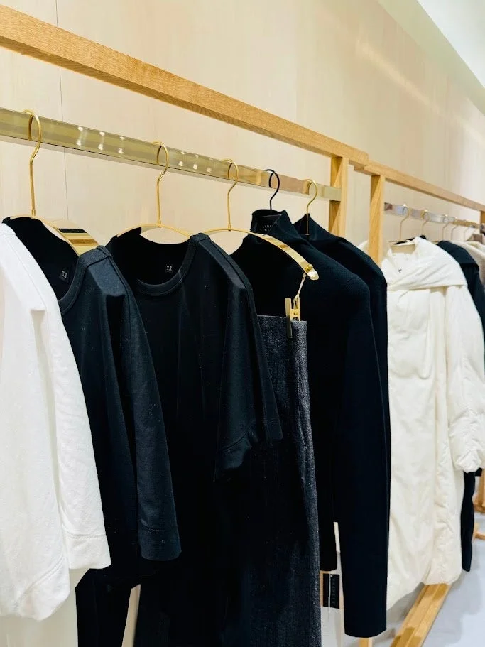 店舗内の服のディスプレイ