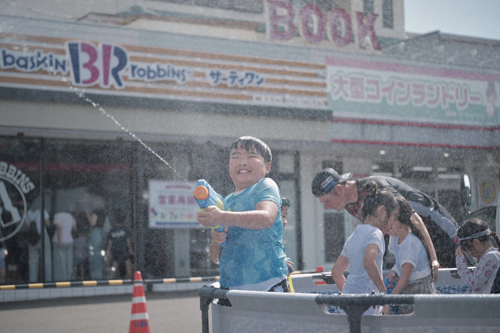 水遊びを楽しむ子供たち