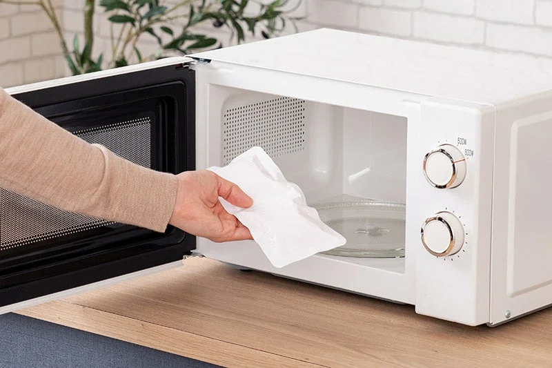 電子レンジに袋を入れる手元