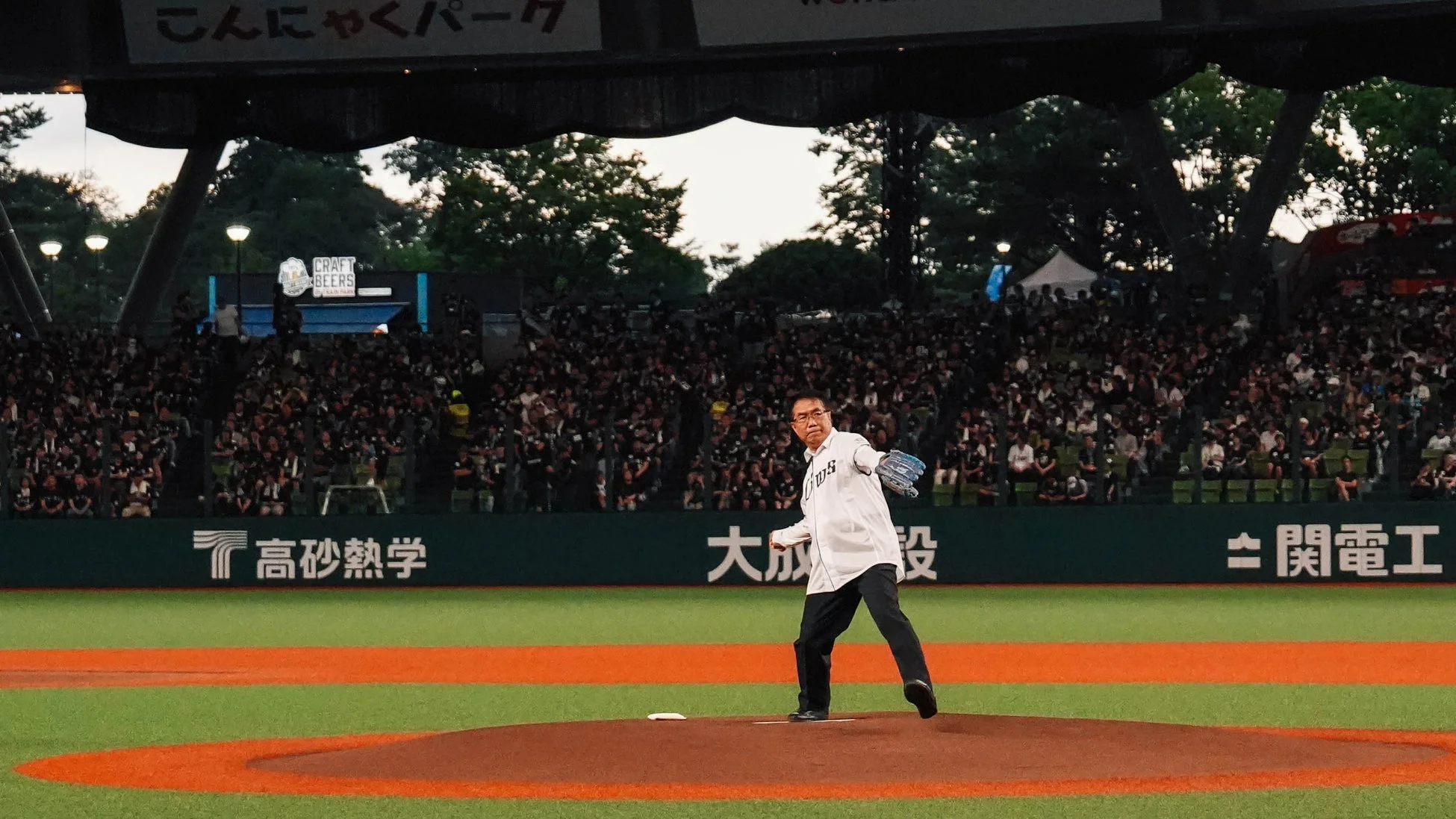 始球式を行う黄市長