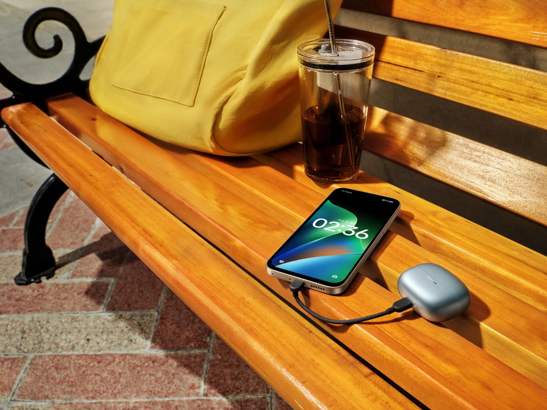 REDMI 17がワイヤレスイヤホンを充電している様子