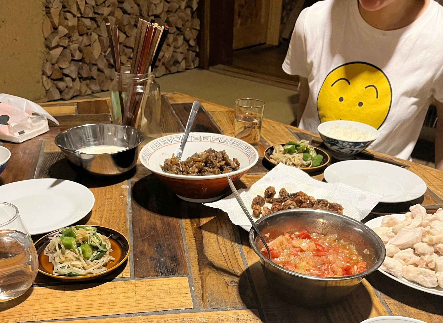 食卓を囲む人々