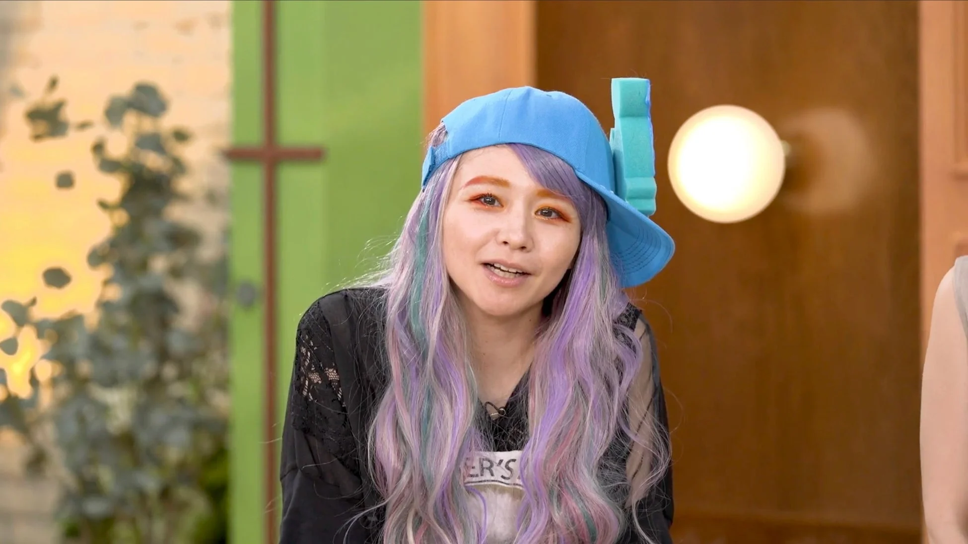 個性的なヘアメイクの女性