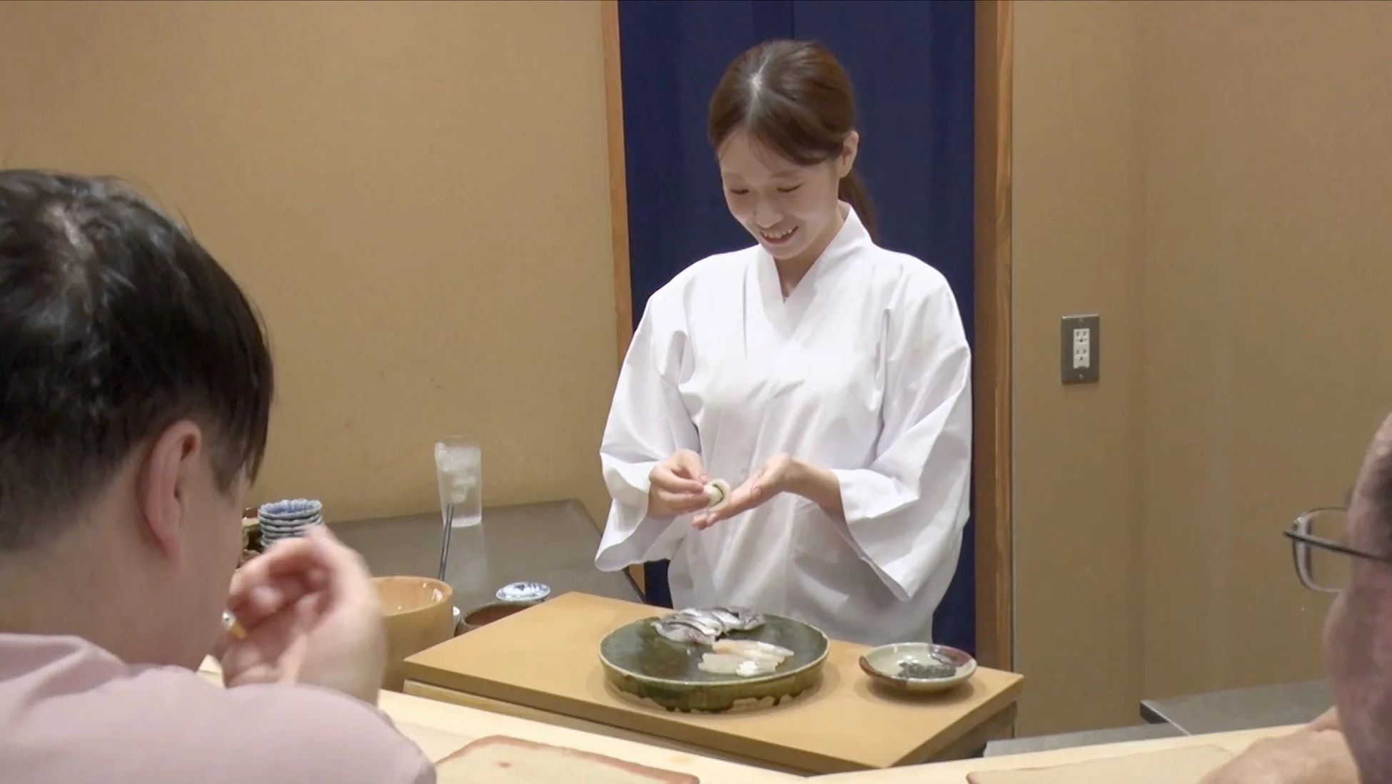 女性が寿司を握る画像