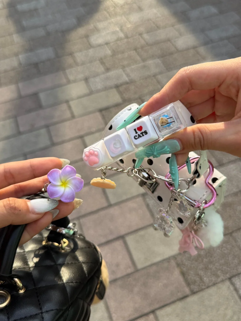 カスタムキーボードを手に持つ様子