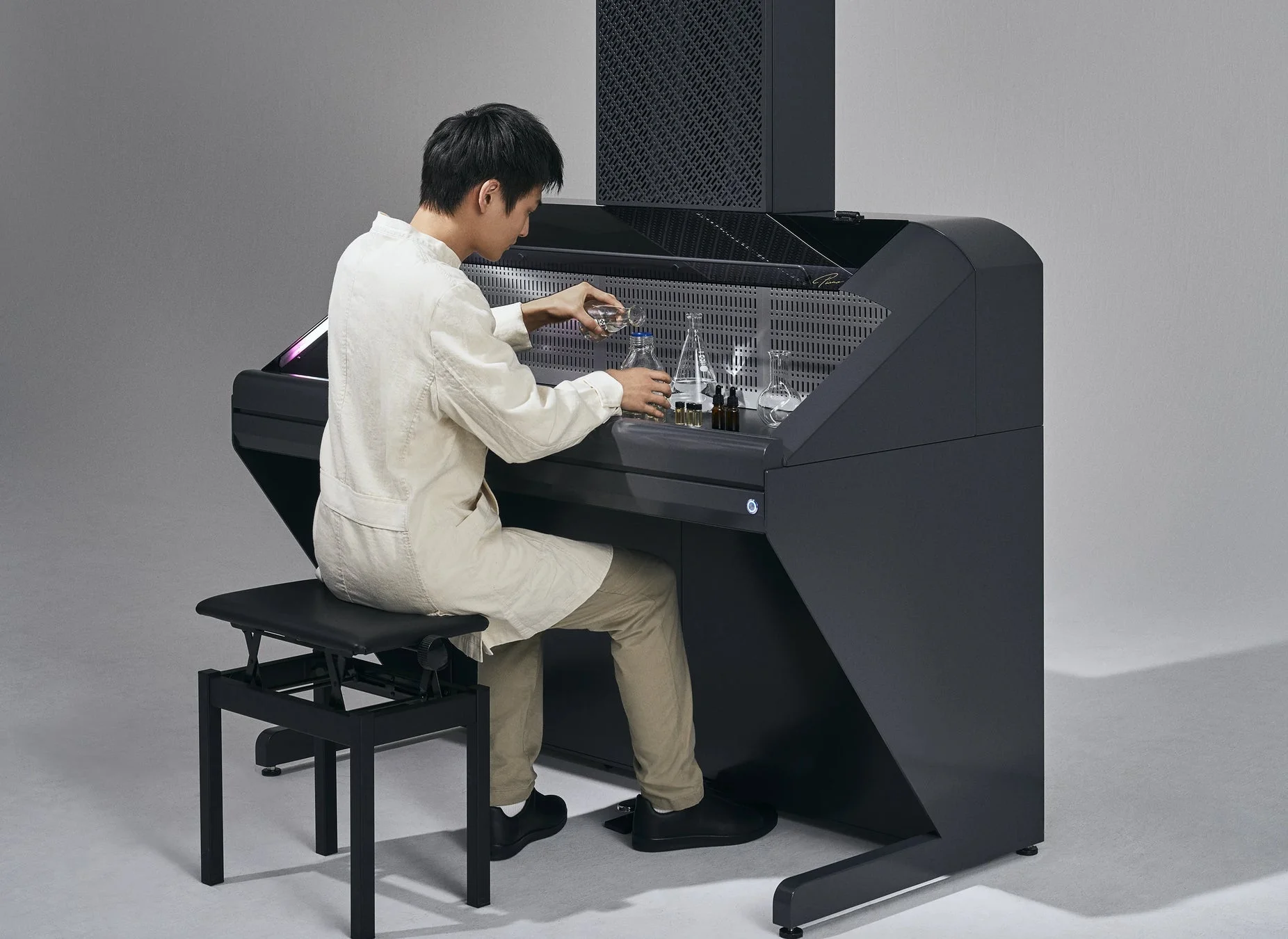 モダンな実験用ワークステーションで作業する研究者