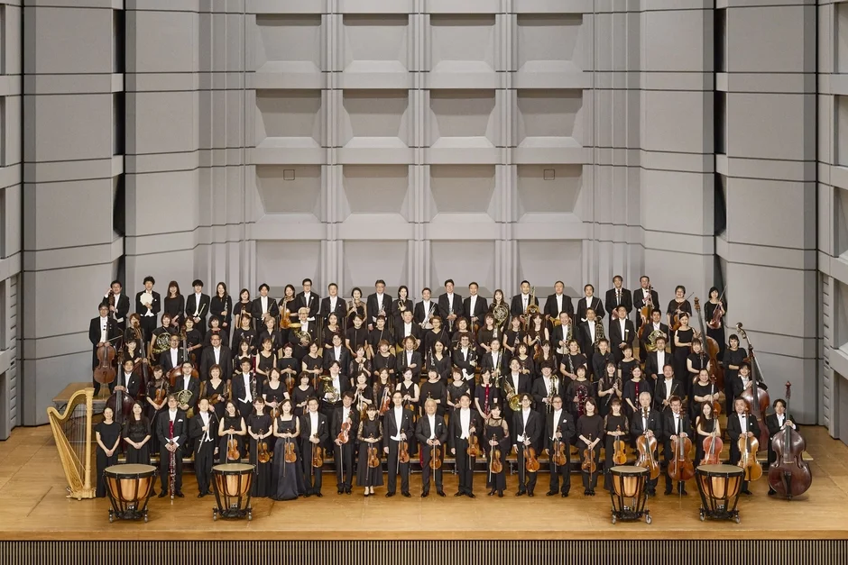 ステージに整列した東京フィルハーモニー交響楽団