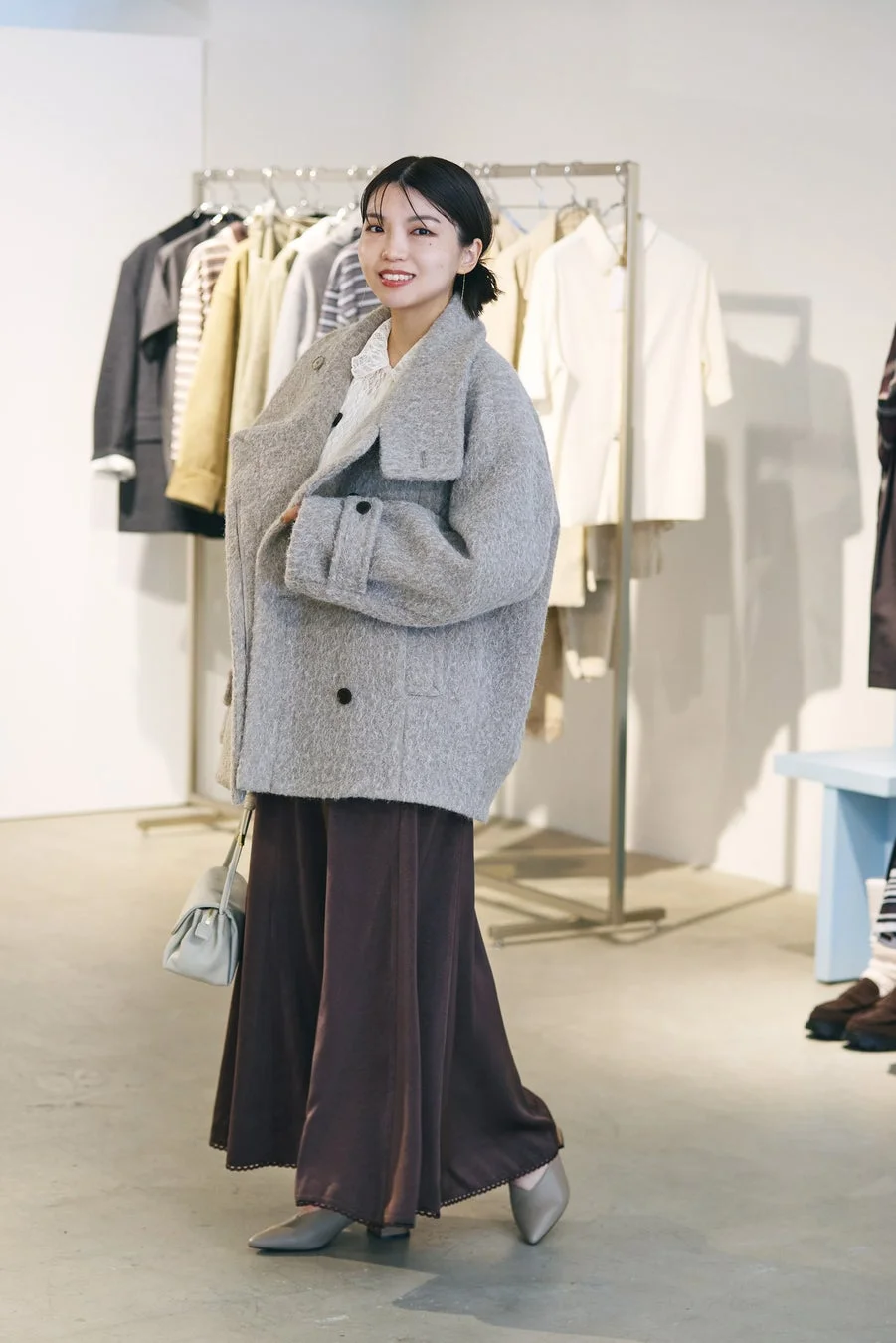 プレスの方のグレーコートとワイドパンツコーデ