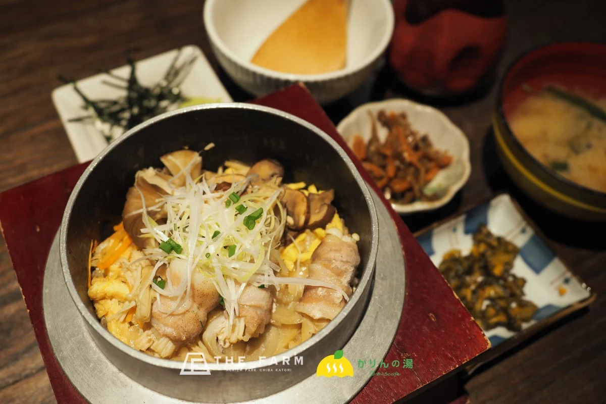 豚肉ときのこがたっぷり入った釜飯がメインの和食定食。