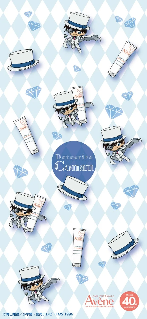 名探偵コナンとアベンヌのコラボレーションデザイン。怪盗キッドのちびキャラとアベンヌの保湿クリーム、シルクハット、ダイヤモンドが水色のチェック柄背景に配置された、アベンヌ40周年記念のイラストです