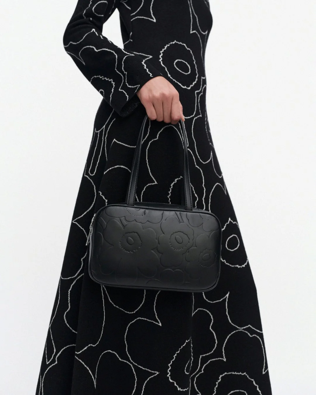ポップアップショップ先行の黒い花柄ドレス