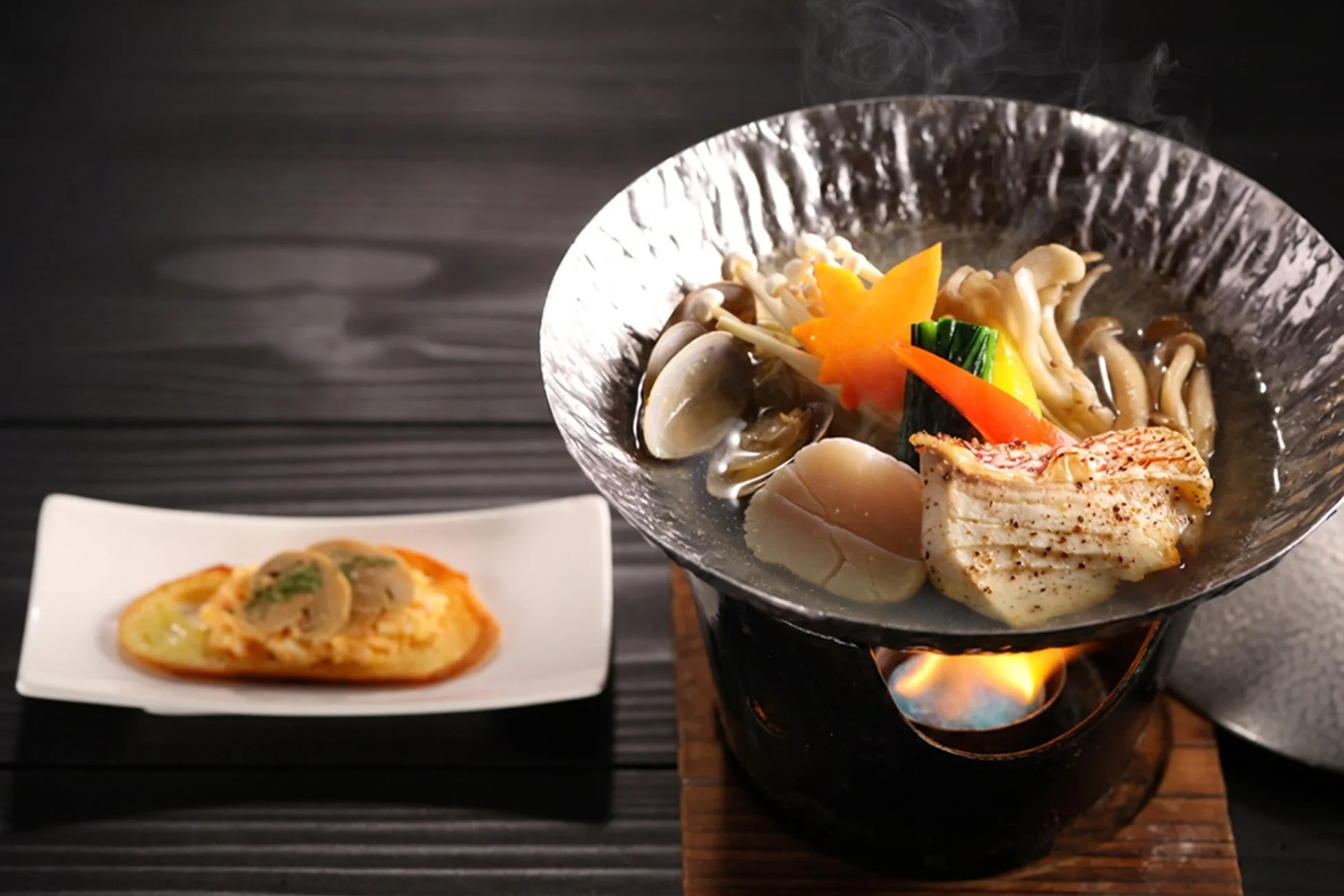 熱々の鍋料理とサイドディッシュ