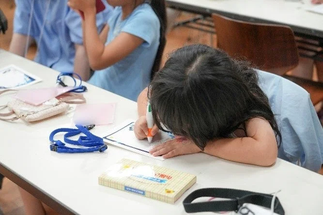 「小さな一歩」を書き出す子ども