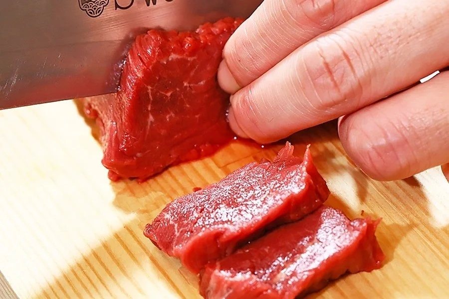 馬肉をスライスする様子