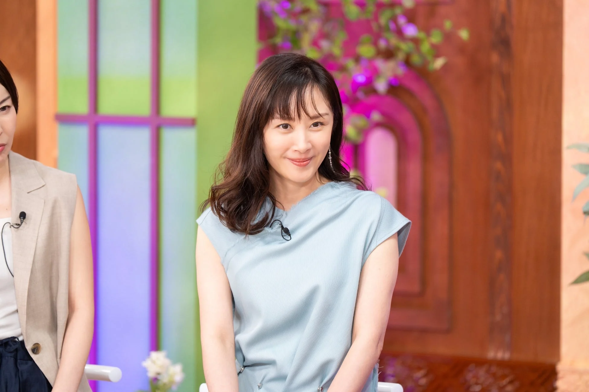 スタジオで笑顔の女性