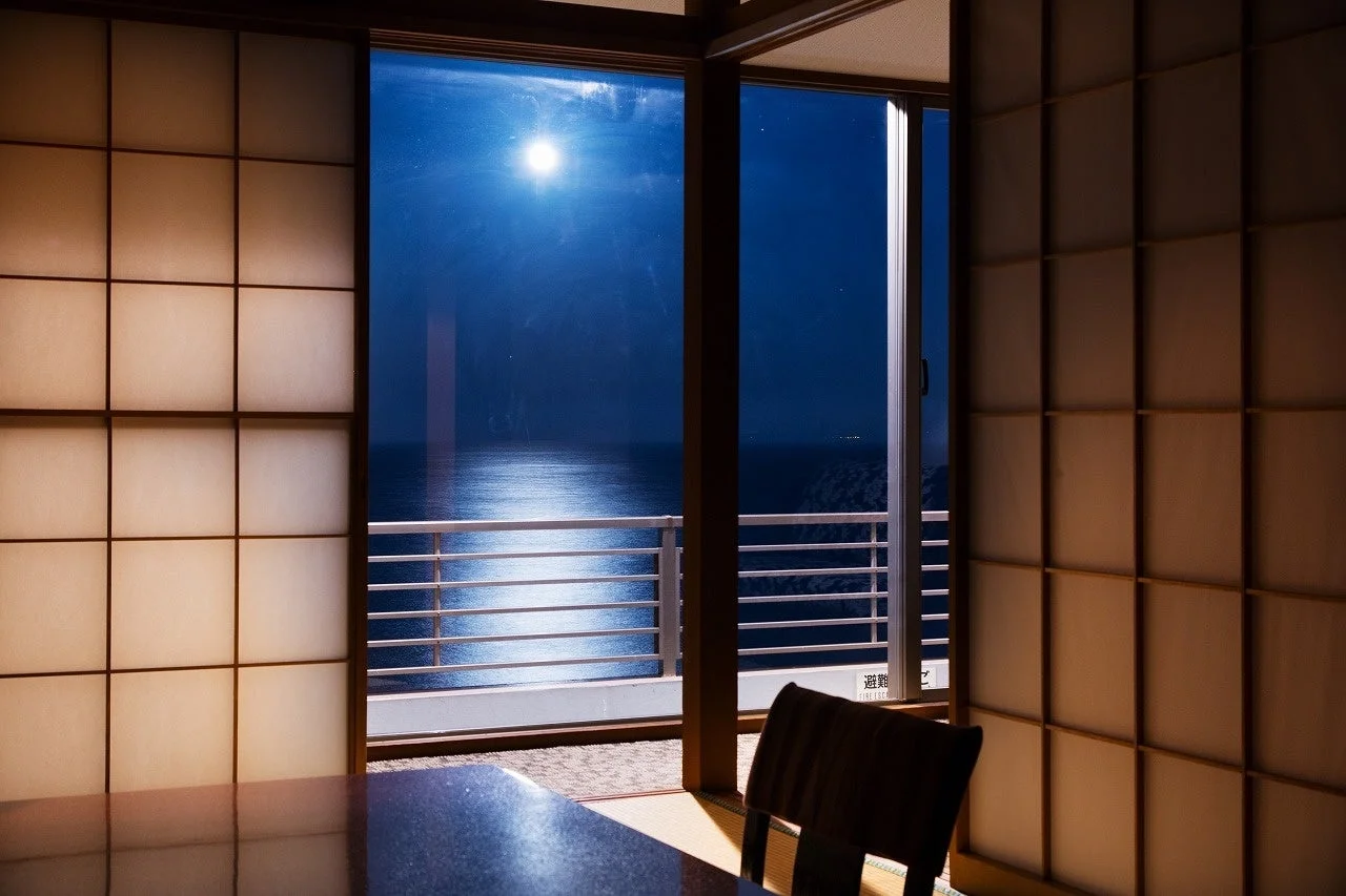 和室から満月の夜の海を望む幻想的な風景