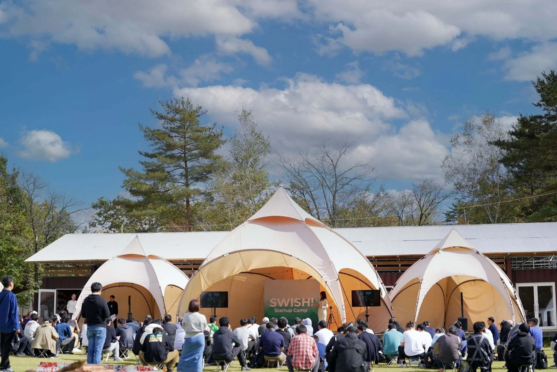 屋外でのプレゼンテーション風景