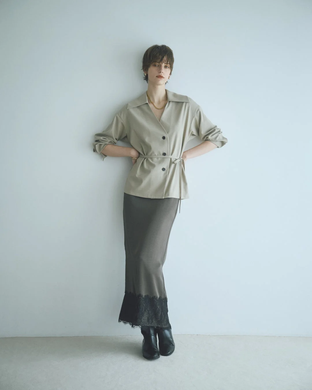 LACE HEM SATIN SK 後ろ姿
