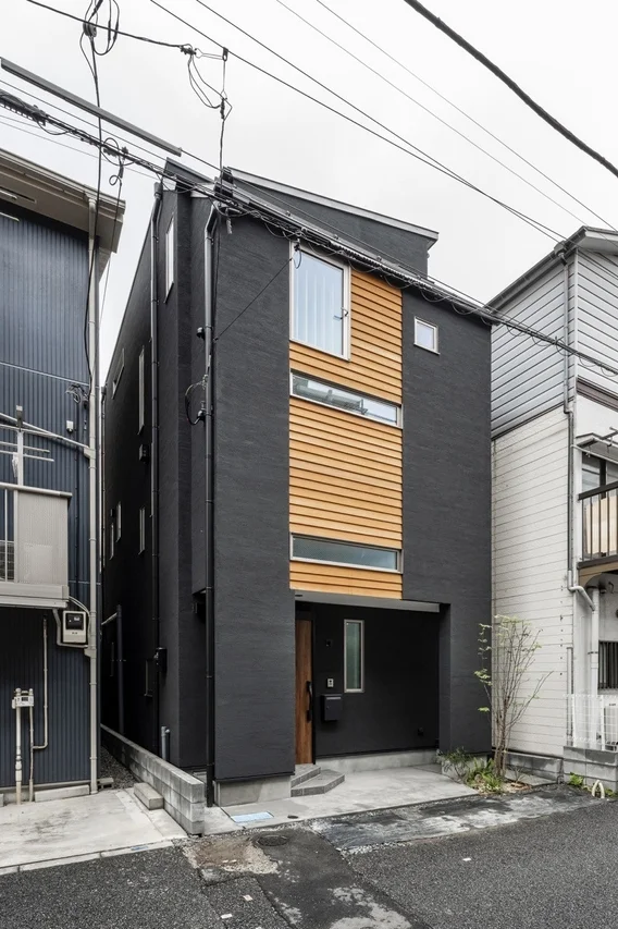 都市部に建つモダンな狭小住宅