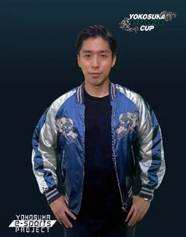 青と銀のスカジャンを着た男性、岸大河さん