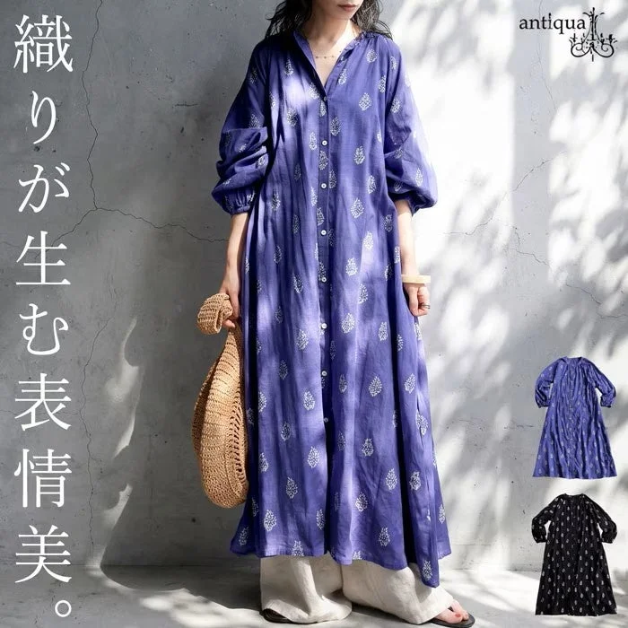 ネイビーの柄シャツワンピースを着た女性