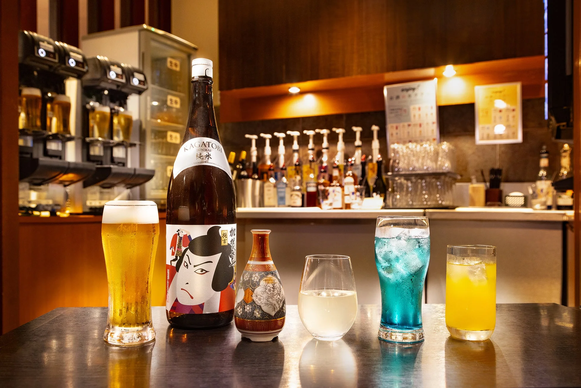 バーカウンターに並べられた日本酒、ビール、カクテル、ソフトドリンク