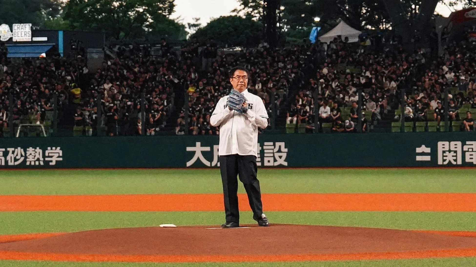 マウンドに立つ黄市長