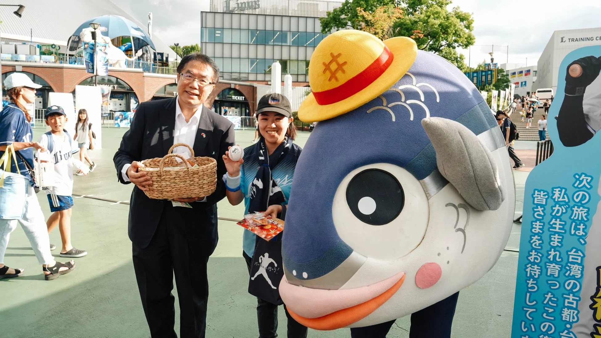 魚頭君とイベントスタッフ