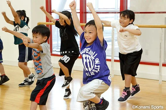 スタジオで楽しそうにダンスや運動をする子供たち