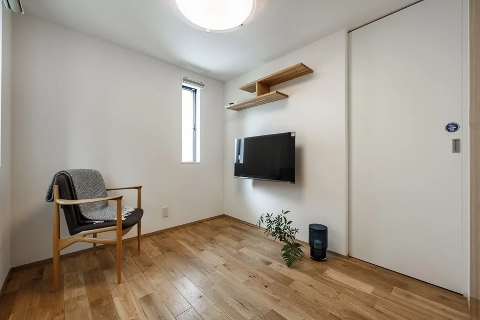 明るく清潔感のあるモダンな部屋