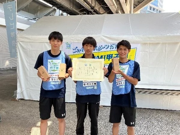 表彰を受ける光明学園相模原高校チーム