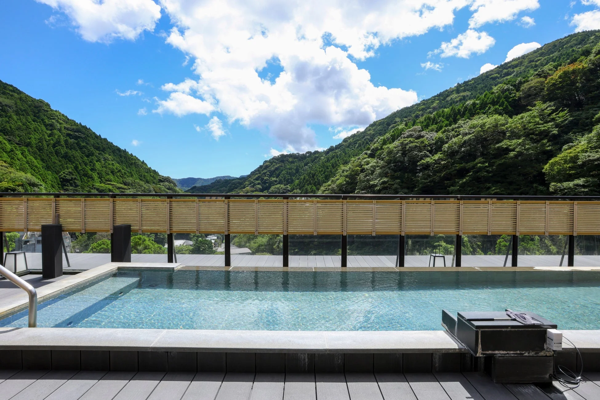 豊かな緑に囲まれた山々を望む露天風呂