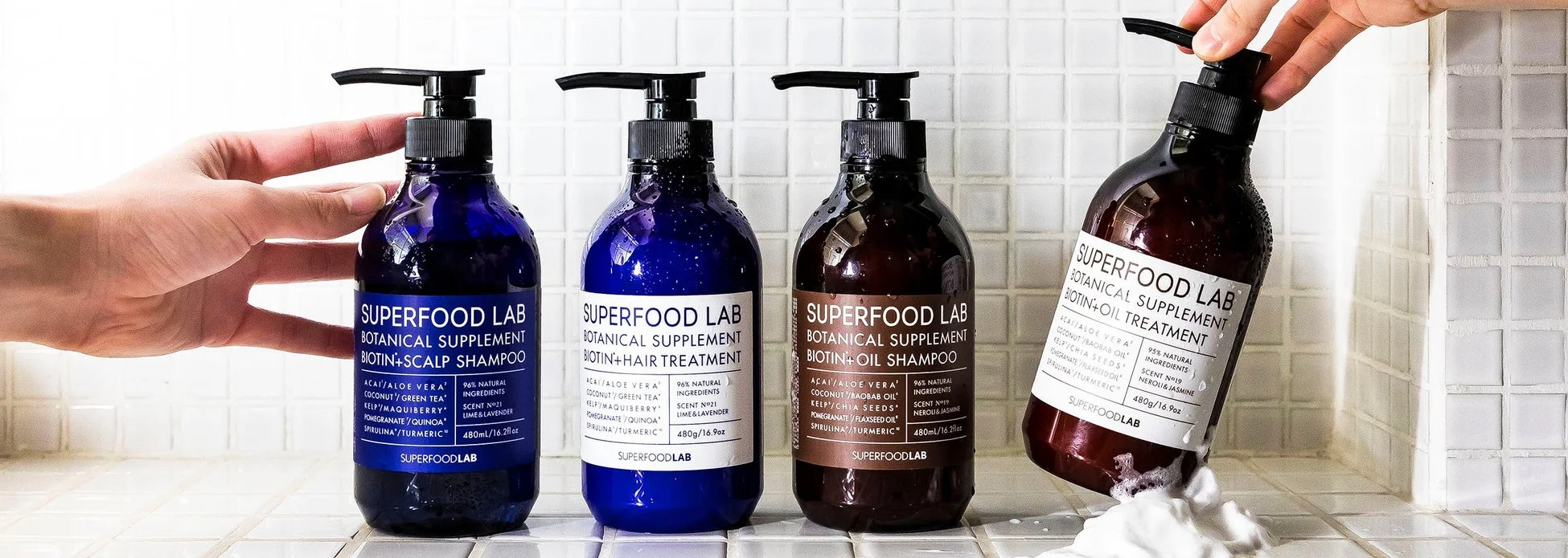 SUPERFOOD LABの複数ボトルが並べられたバスルーム