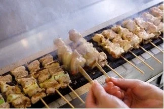 焼き鳥、串焼き、グリル、調理、肉、鶏肉、日本食、居酒屋、料理、焼く、食べ物