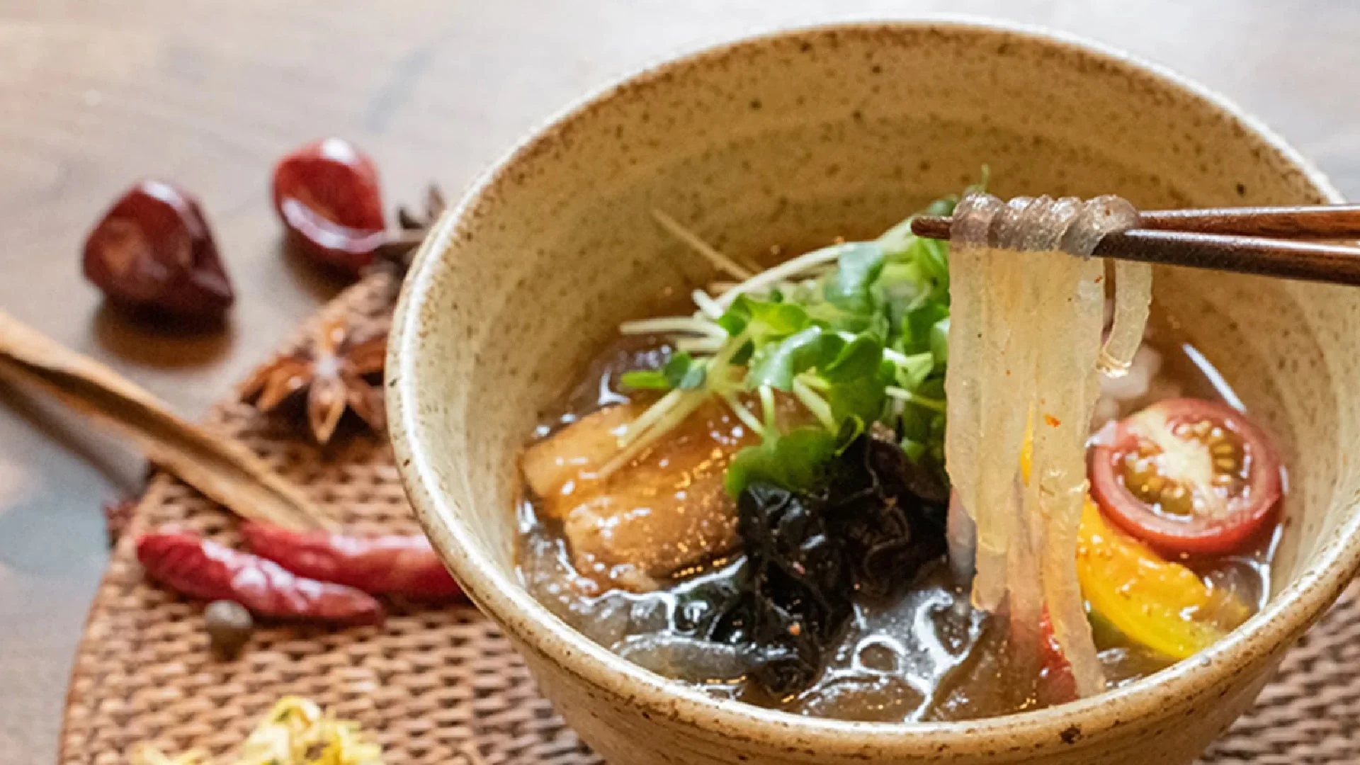 薬膳スパイスが散りばめられた麺料理
