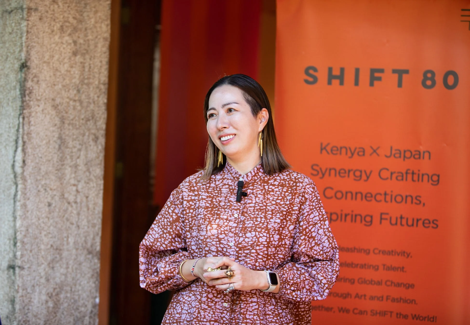 「SHIFT 80」のイベントで、ケニアと日本間のシナジーや未来について語る女性の姿